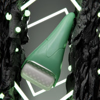 Grüner Eisroller für Gesichtsmassage, Hautpflege, Anti-Aging, Kunststoff, modern, schwarz-grün.