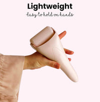 Hand hält weißen Gesichtsroller, leicht, ergonomisch, Hautpflegegerät, Wellness-Tool.