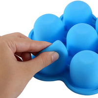 Blaue Silikon-Eiswürfelform, flexibel, handgehalten, ideal für Getränke und Cocktails.