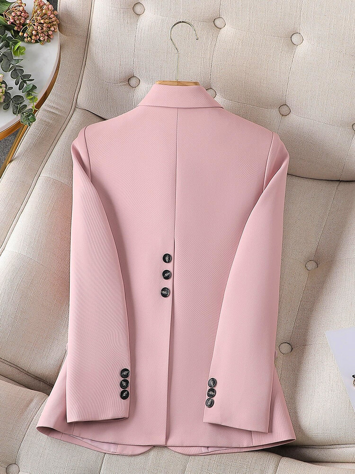 Rosa Damenblazer mit Knöpfen, elegantes Design, hochwertige Mode, Business-Outfit.