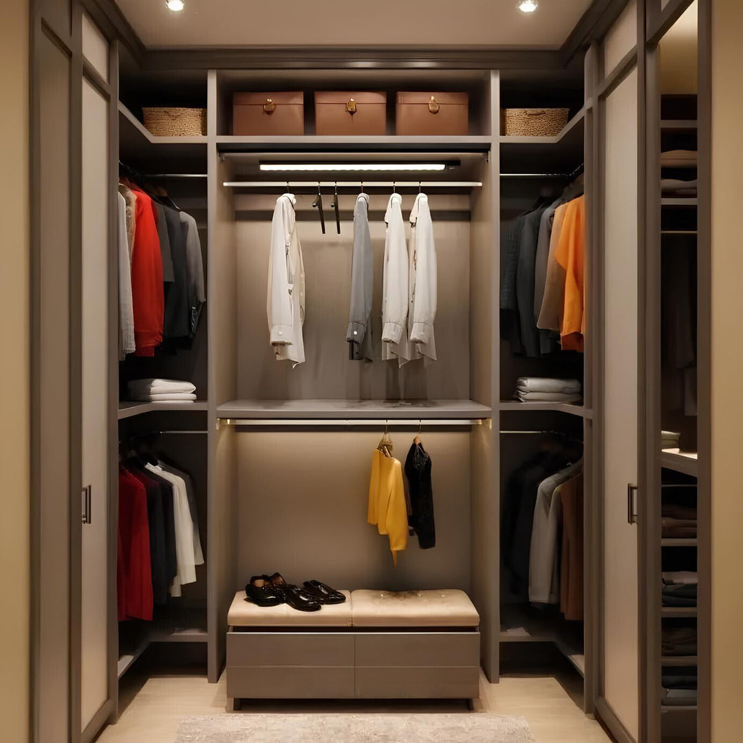 Luxuriöser begehbarer Kleiderschrank mit Anzügen, Hemden und Schuhen, moderne Innenarchitektur.