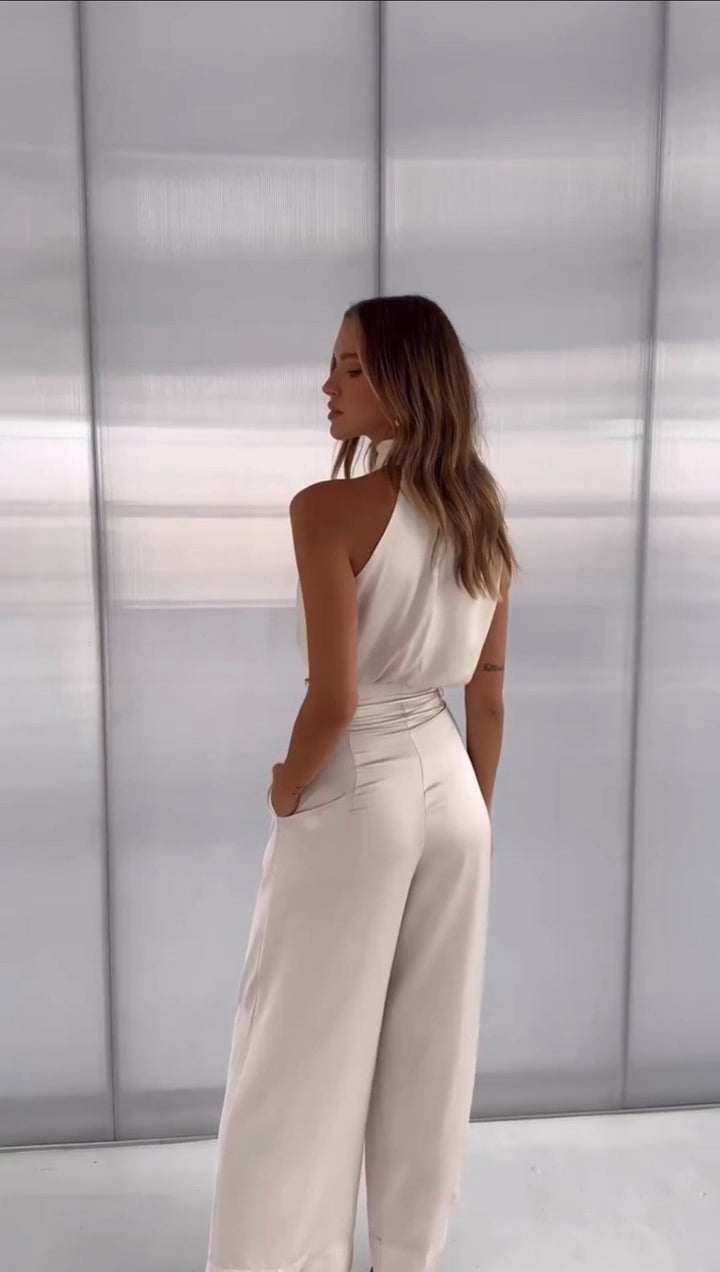 Weiße Damenhose und Top, elegantes Outfit, Mode für Frauen, Sommerkleidung, Rückansicht.