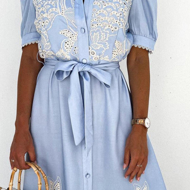 Damen Maxikleid blau, Spitze, Knopfleiste, Kurzarm, Sommermode, elegant, Freizeitkleidung.