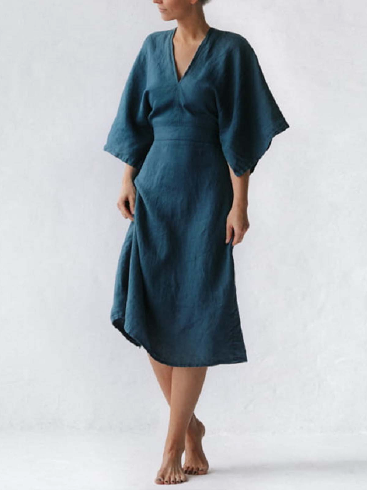 Frau in blauem, langem Kleid mit kurzen Ärmeln, elegantes Sommerkleid, Vintage-Stil.