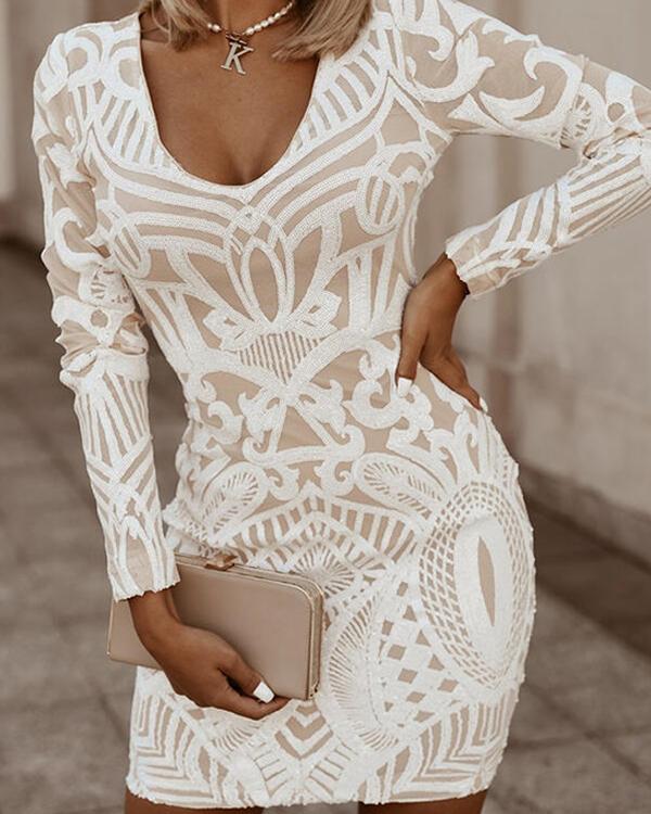 Frau in weißem Spitzenkleid mit geometrischem Muster hält beigen Clutch.