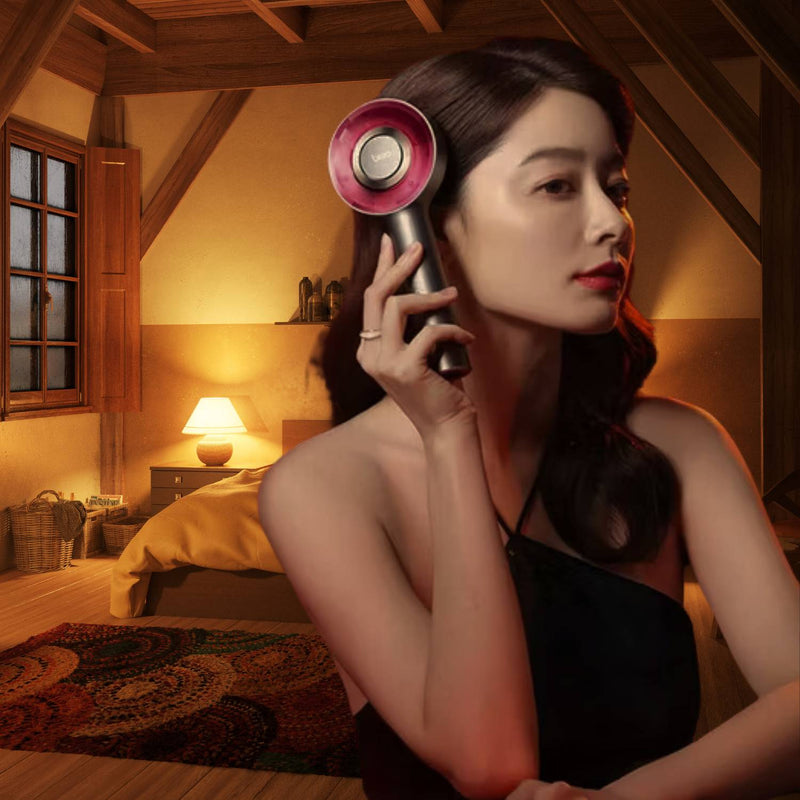 Frau mit elektrischer Kopfhaut-Massagebürste, LED-Lichttherapie, Entspannungsgerät, Luvelle.