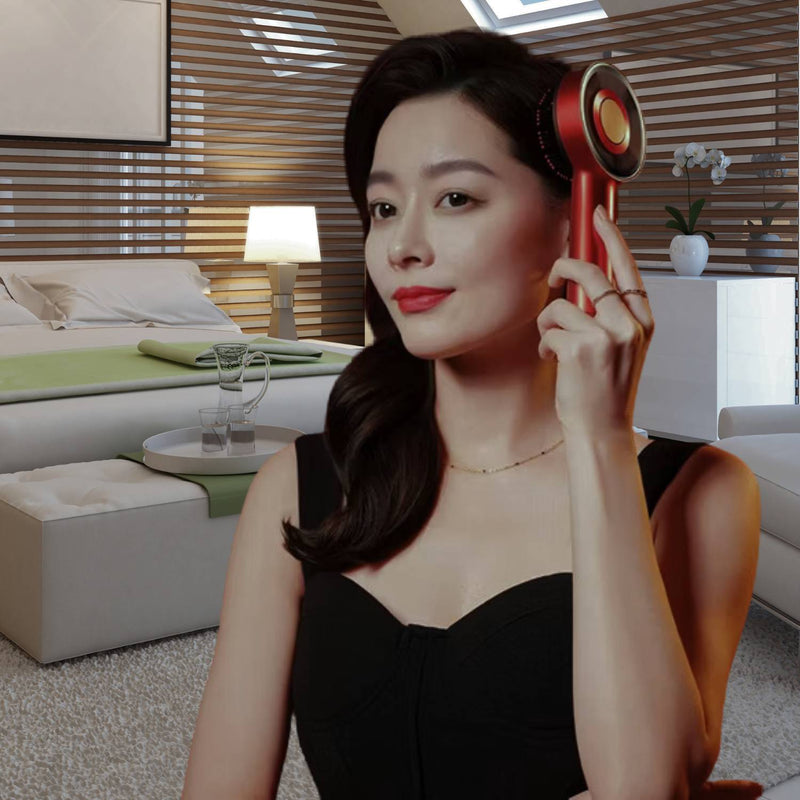 Frau nutzt rote elektrische Kopfmassagebürste mit LED-Lichttherapie im modernen Schlafzimmer.