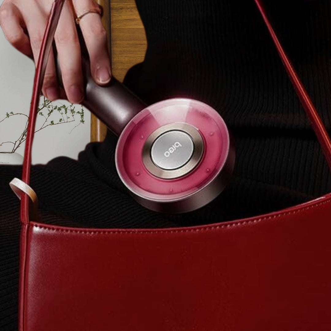 Elektrische Kopfmassagebürste mit LED-Lichttherapie, rot, Entspannungsgerät, handgehalten.