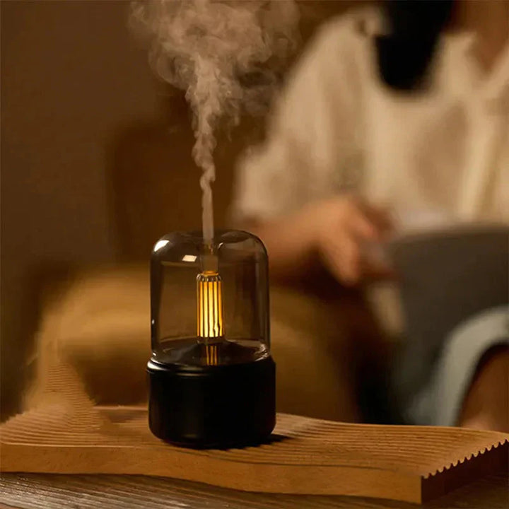 Schwarzer elektrischer Aromatherapie-Diffuser mit Rauch, modernes Design, Wohnzimmer.