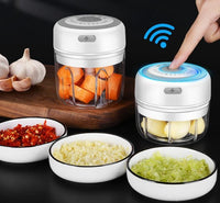 Elektrischer Mini-Zerkleinerer, weiß, mit Knoblauch und Karotten, kabellos, Küchenhelfer.