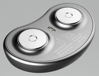 Elektrischer Gesichtsmassager, silber, tragbar, Anti-Aging, Hautpflegegerät, ergonomisches Design.