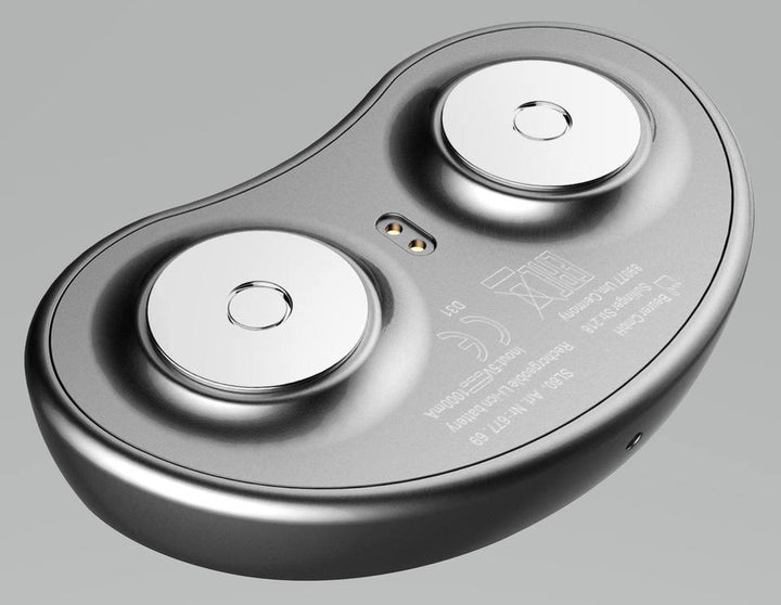 Elektrischer Gesichtsmassager, silber, tragbar, Anti-Aging, Hautpflegegerät, ergonomisches Design.