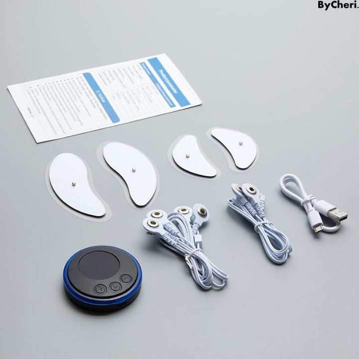 Elektronisches Massagegerät mit Pads, Kabeln und Bedienungsanleitung auf grauem Hintergrund.