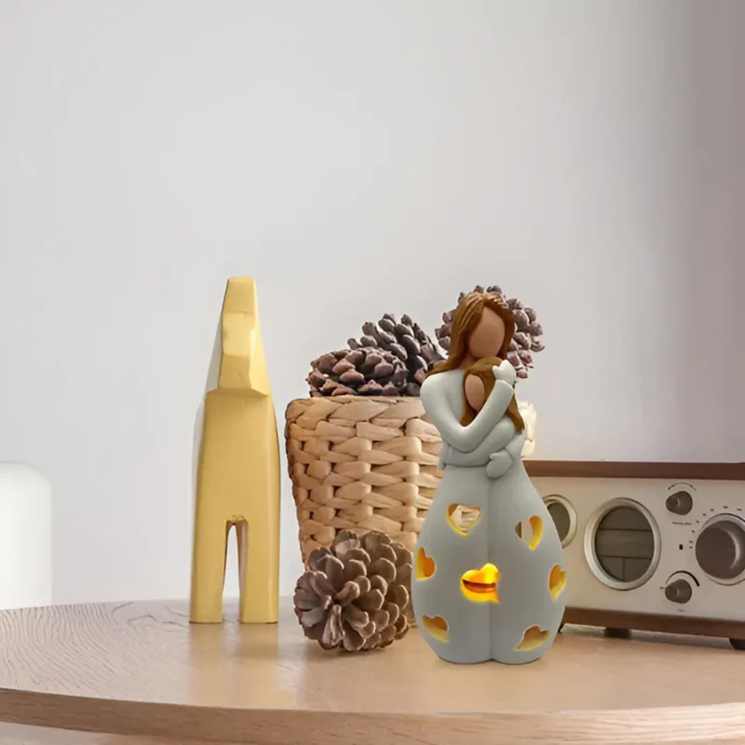 Keramikengel mit Teelicht, dekorative Figur, beige, auf Holztisch, neben Retro-Radio und Korb.