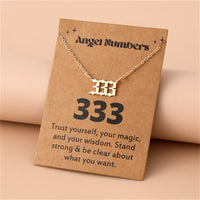 Goldene Halskette mit Engelszahl 333, Schmuck auf brauner Karte, spirituelle Bedeutung.