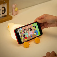 Handyhalter in Entenform, gelb, mit LED-Licht, auf Tisch, ideal für Videoschauen, Kinderzimmer.