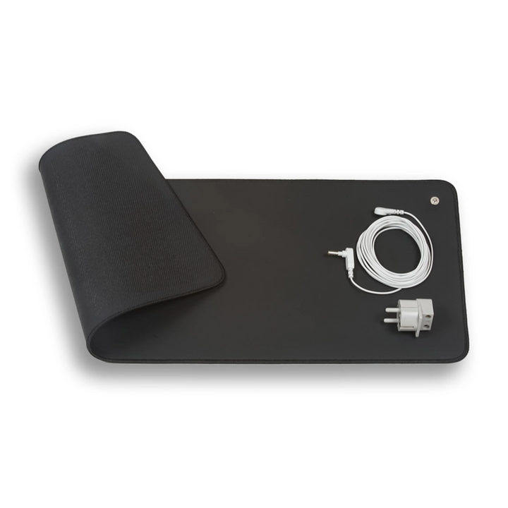 Schwarze Erdungsmatte mit Kabel und Stecker, ideal für Wellness und Entspannung.