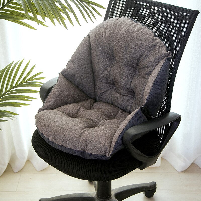 Ergonomisches graues Sitzkissen auf Bürostuhl, bequemes Design, Rückenschmerzen Linderung.