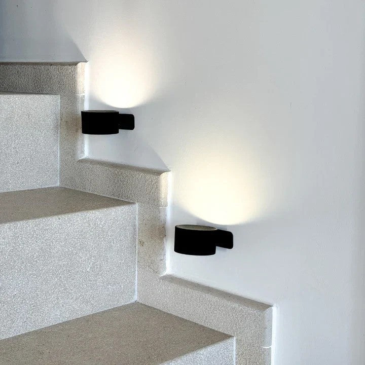 Schwarze LED-Wandleuchten an Treppe, modernes Design, indirekte Beleuchtung, Innenbeleuchtung.