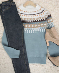 Damen-Winteroutfit: Strickpullover, Jeans, Stiefeletten, beige, blau, modisch, gemütlich.