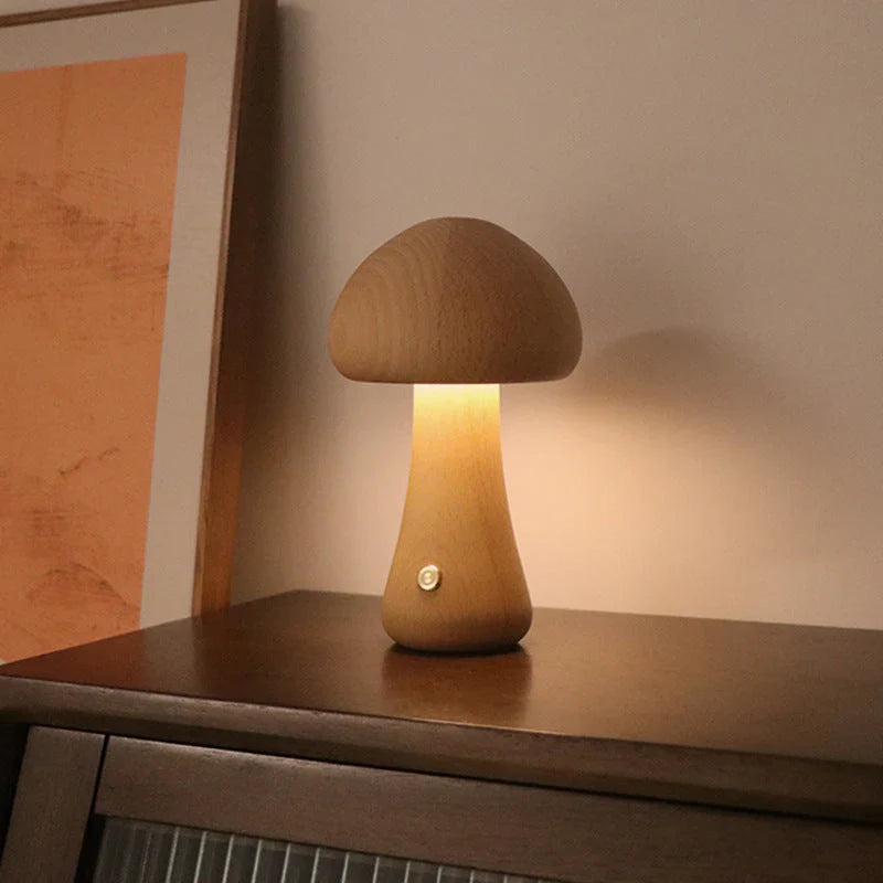 Pilzförmige Holzlampe auf Tisch, warmes Licht, dekorative Beleuchtung, modernes Design.