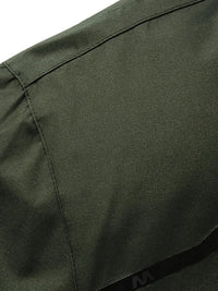 Dunkelgrünes Hemd aus Baumwolle, Nahaufnahme, strapazierfähig, modisch, Herrenbekleidung.