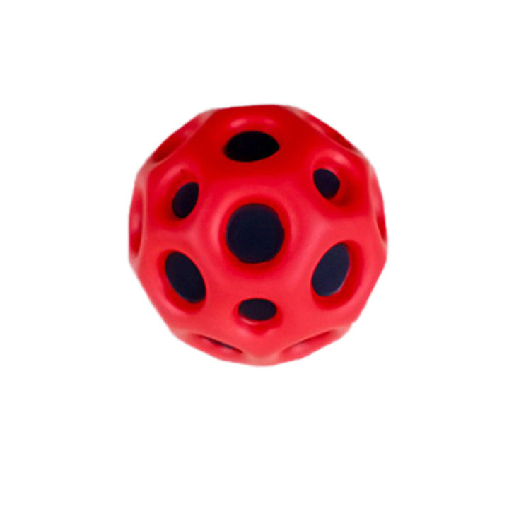 Roter Hundespielzeugball aus Gummi mit Löchern, langlebig und interaktiv.
