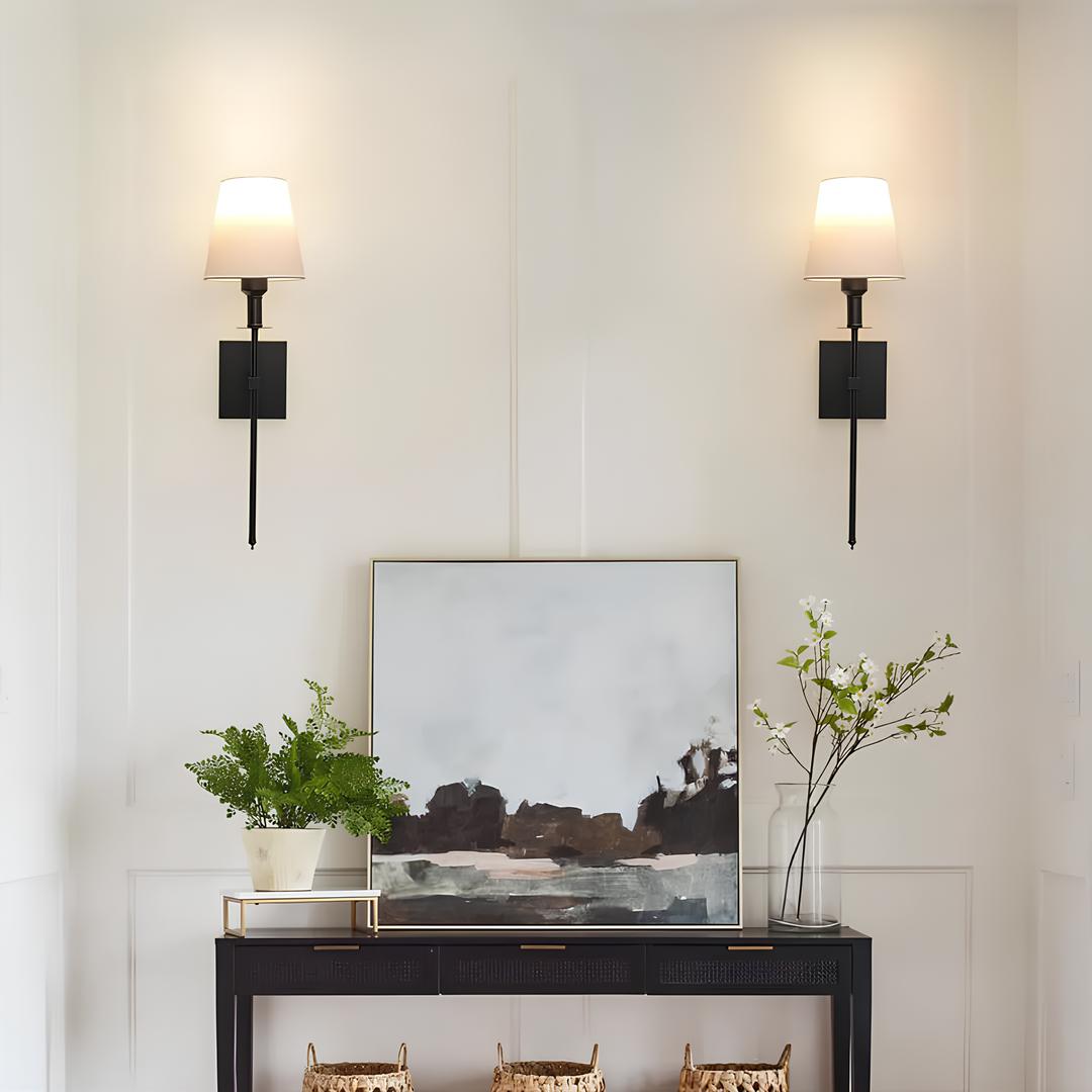 Moderne Wandleuchten schwarz, Wohnzimmer, minimalistische Dekoration, Kunstwerk, Pflanzen.