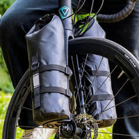 Wasserdichte Fahrradtaschen am Vorderrad, schwarz, ideal für Outdoor-Abenteuer.