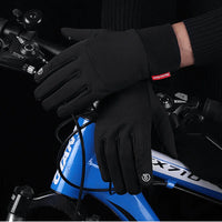 Schwarze Touchscreen-Handschuhe auf Fahrradlenker, winddicht, für Outdoor-Aktivitäten.
