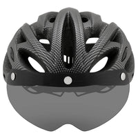 Schwarzer Fahrradhelm mit Visier, Belüftungsschlitzen, Carbon-Optik, sicherer Kopfschutz.