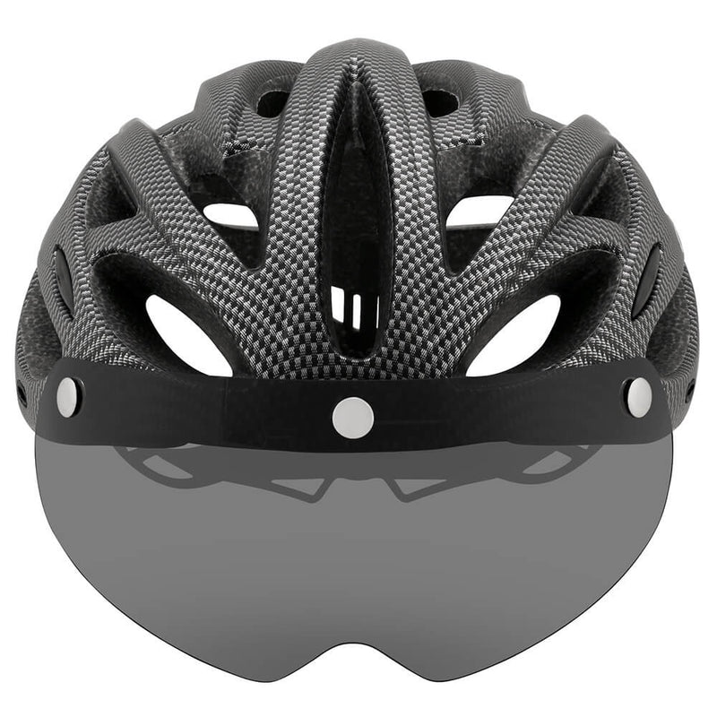 Schwarzer Fahrradhelm mit Visier, Belüftungsschlitzen, Carbon-Optik, sicherer Kopfschutz.
