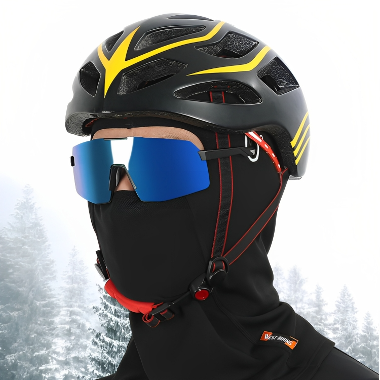 Radfahrer mit schwarzem Helm, blauer Brille und schwarzer Fleece-Gesichtsmaske im Winterwald.
