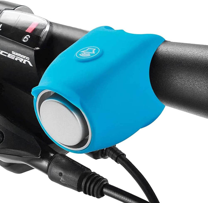 Blaue Fahrradklingel aus Silikon, montiert am Lenker, modernes Design, wetterfest.
