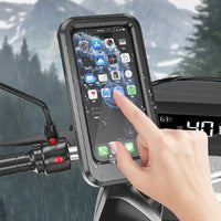 Wasserdichte Smartphone-Halterung für Motorradlenker, Touchscreen-kompatibel, im Regen.