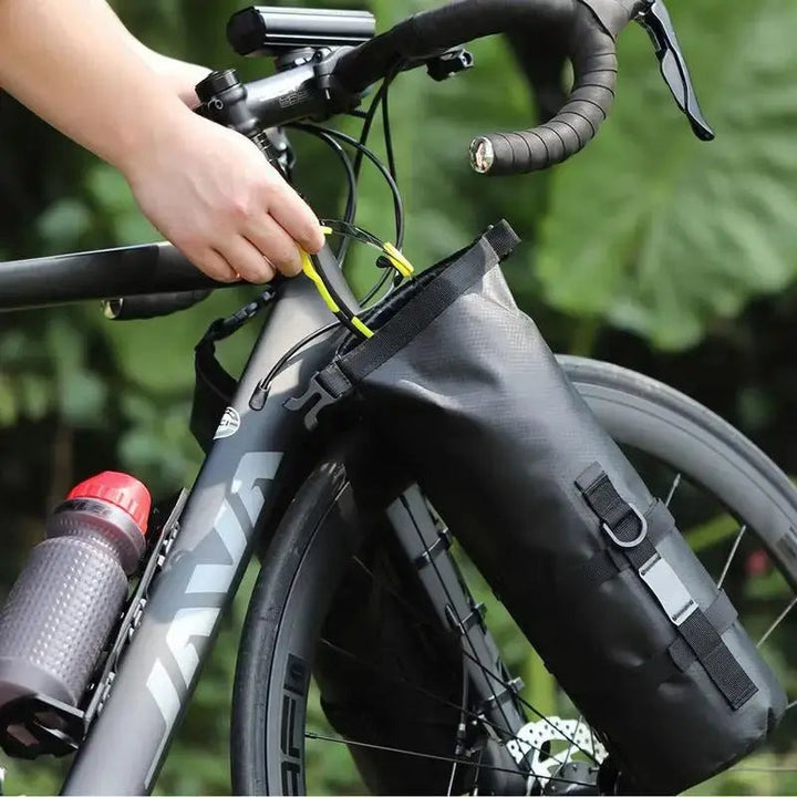 Wasserdichte Fahrradtasche am Lenker, schwarz, ideal für Outdoor-Abenteuer und Radtouren.