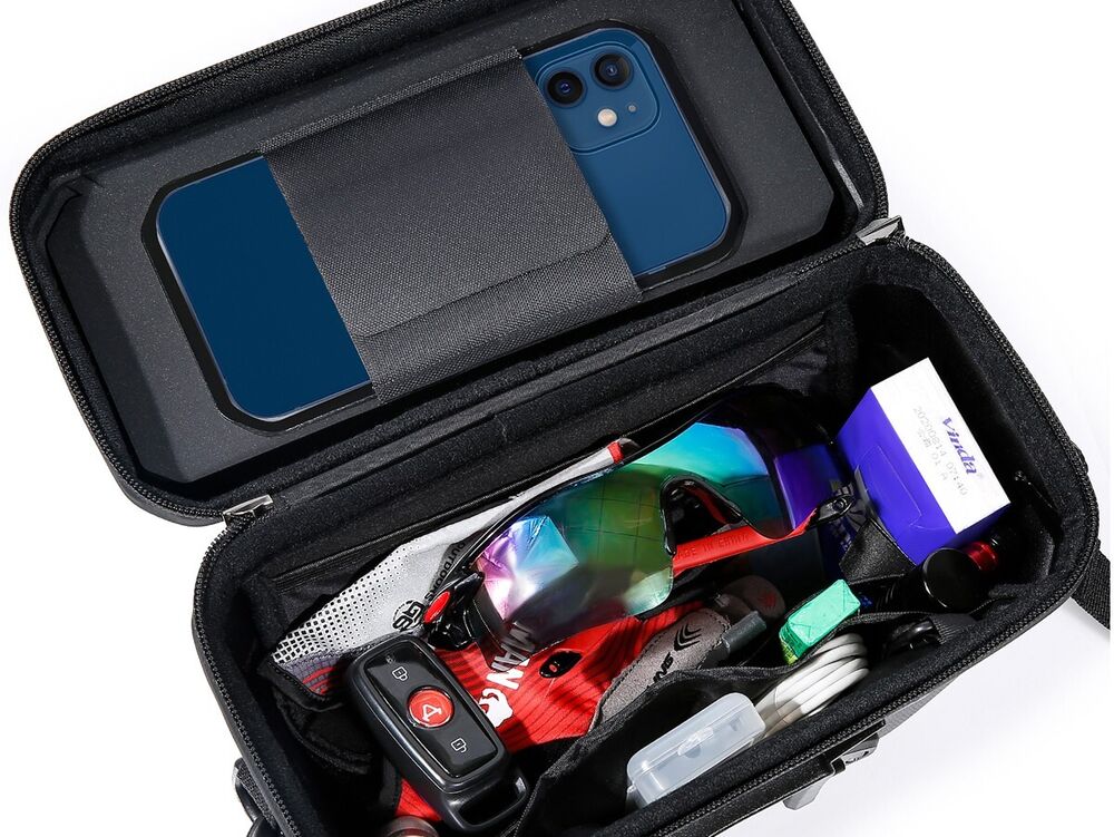 Schwarze Fahrradtasche mit Smartphone-Halterung, Sonnenbrille und Zubehör, ideal für Radtouren.