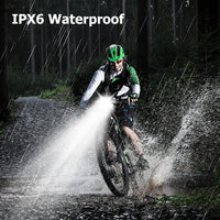 Mountainbiker im Regen mit IPX6 wasserdichter LED-Lampe, Waldweg, Nachtfahrt.