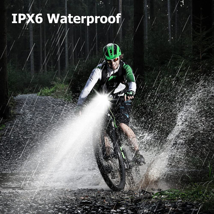 Mountainbiker im Regen mit IPX6 wasserdichter LED-Lampe, Waldweg, Nachtfahrt.