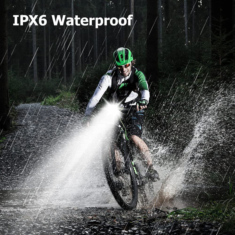 Mountainbiker im Regen mit IPX6 wasserdichter LED-Lampe, Waldweg, Nachtfahrt.