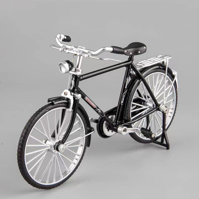 Schwarzes Miniatur-Fahrradmodell mit silbernen Details, ideal für Sammler und Dekoration.