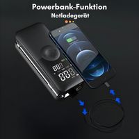 Schwarze Powerbank mit digitaler Anzeige, lädt Smartphone, Notladegerät, USB-Kabel.