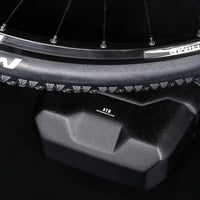 Schwarzes Fahrrad-Vorderrad mit Reifen auf XTB-Radblock, ideal für Indoor-Training.