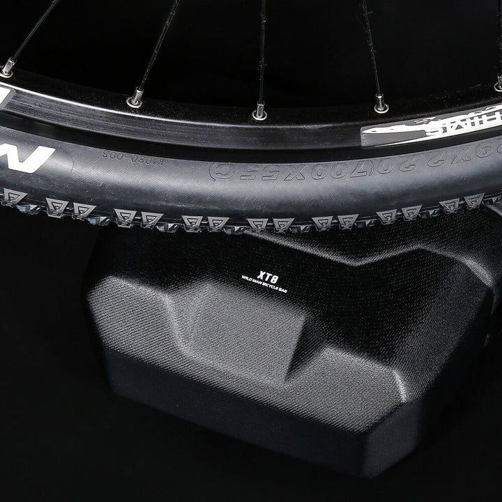 Schwarzes Fahrrad-Vorderrad mit Reifen auf XTB-Radblock, ideal für Indoor-Training.