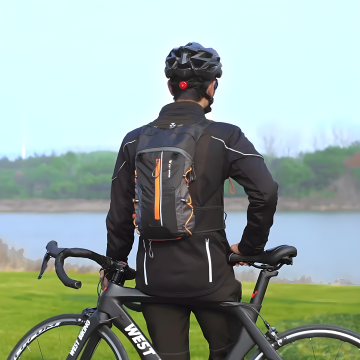 Mann mit schwarzer Fahrradtasche, Helm, auf Rennrad, Outdoor, sportlich, funktional.