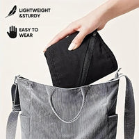 Schwarze faltbare Tasche, leicht und robust, wird in gestreifte Tragetasche gesteckt.