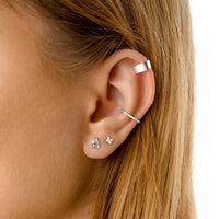 Farbige Buchstaben-Ohrringe, silberne Creolen, Ohrschmuck, modisch, Damenaccessoire.