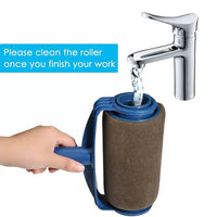 Hand hält blauen Farbroller unter Wasserhahn, Reinigung, Malerwerkzeug, Heimwerkerbedarf.