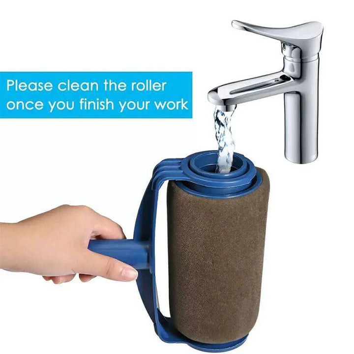 Hand hält blauen Farbroller unter Wasserhahn, Reinigung, Malerwerkzeug, Heimwerkerbedarf.