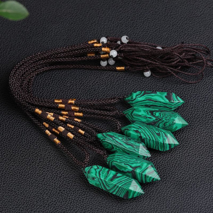 Grüne Malachit-Anhänger mit braunen Kordeln, handgefertigter Schmuck, Naturstein, Unisex.